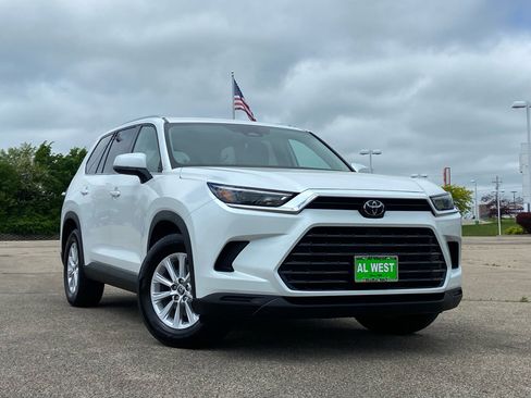 Used 2025 Toyota Grand Highlander AWD image 2