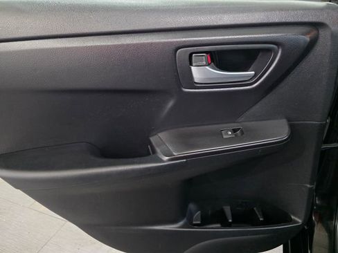 Used 2017 Toyota Camry SE image 11