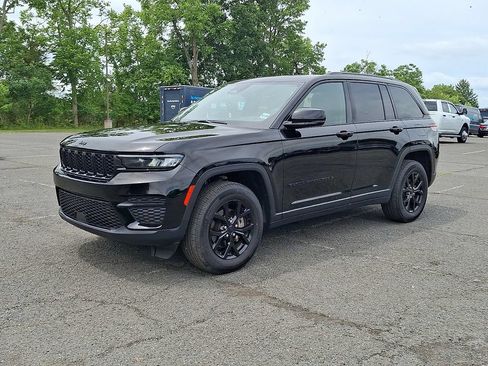 Used 2025 Jeep Grand Cherokee Altitude AWD/4WD image 6