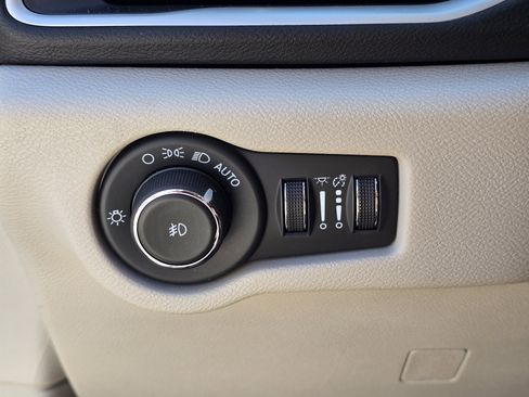 Used 2024 Chrysler Pacifica Touring-L FWD image 28