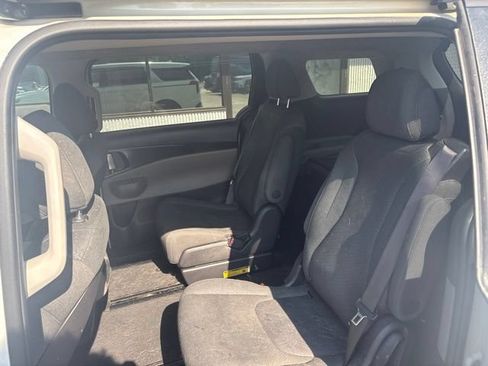 Used 2025 Kia Carnival LX FWD image 13