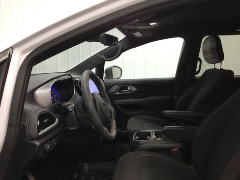 Used 2023 Chrysler Pacifica Touring image 5