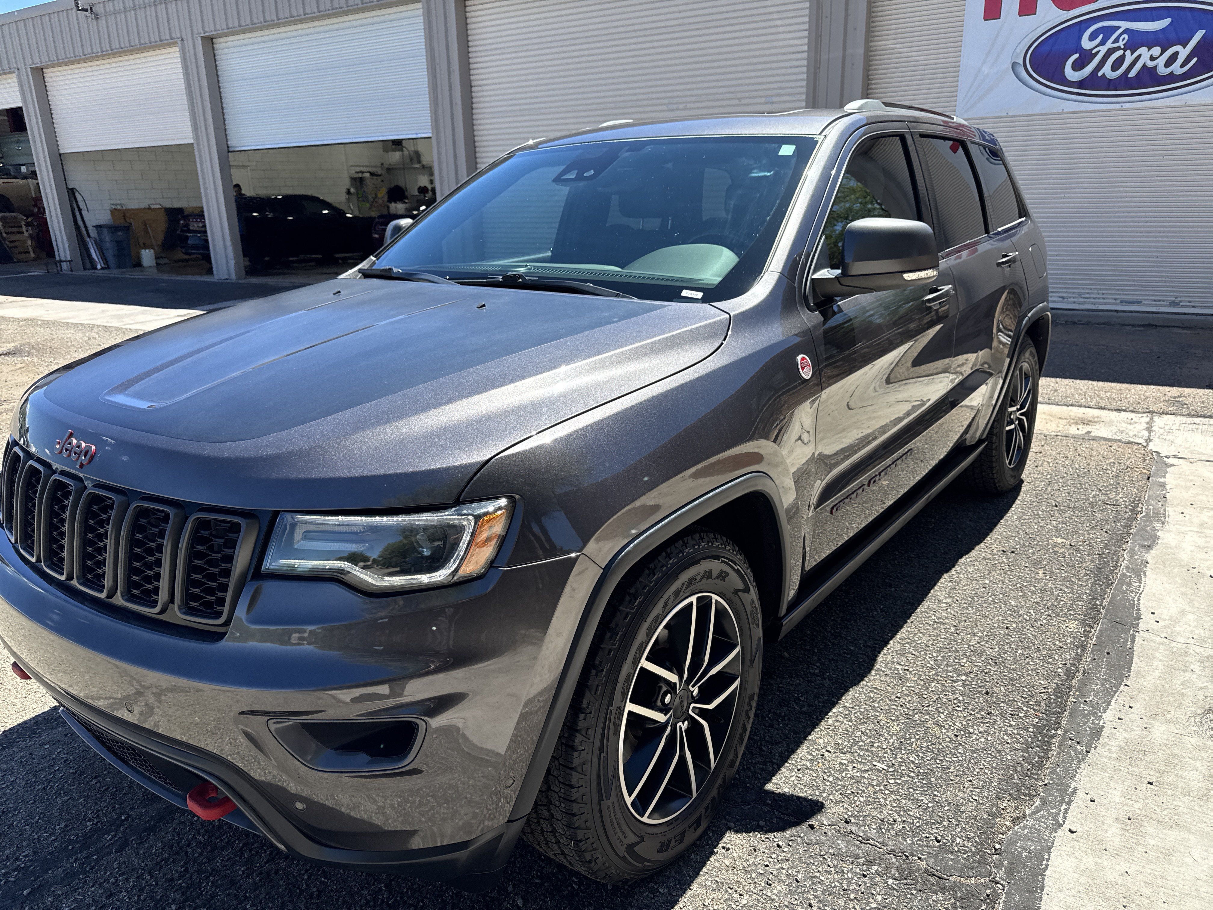 Used 2020 Jeep Grand Cherokee Trailhawk w/ Premium Lighting Group AWD/4WD image 3