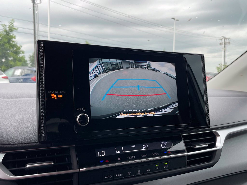 Used 2025 Toyota Sienna LE FWD image 16