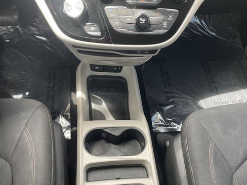 Used 2017 Chrysler Pacifica Touring FWD image 19