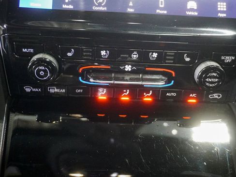 Used 2024 Jeep Grand Cherokee Limited w/ Luxury Tech Group II image 22