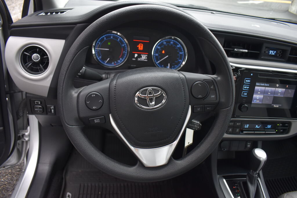 Used 2017 Toyota Corolla LE FWD image 9