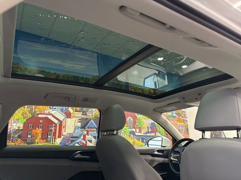 Used 2024 Volkswagen Taos SE image 47