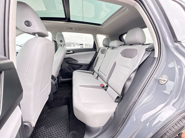 Used 2023 Volkswagen Taos SE w/ Panoramic Sunroof Package FWD image 25