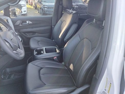 New 2026 Chrysler Pacifica Select image 23