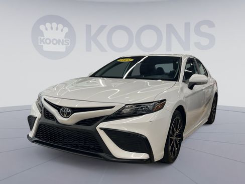 Used 2024 Toyota Camry SE image 1