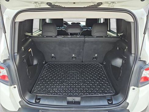 Used 2023 Jeep Renegade Latitude AWD/4WD image 6
