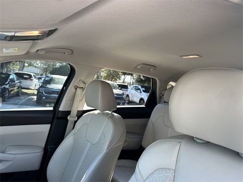 Used 2023 Kia Sorento S image 16
