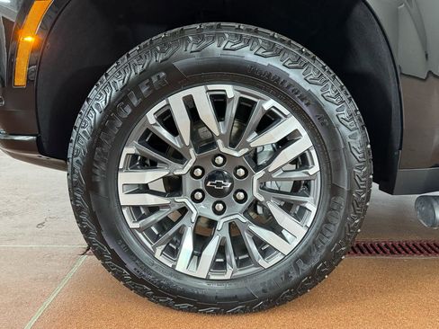 Used 2025 Chevrolet Suburban Z71 image 8