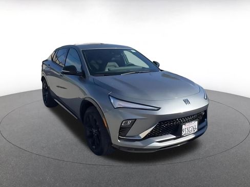 Used 2025 Buick Envista Sport Touring image 3