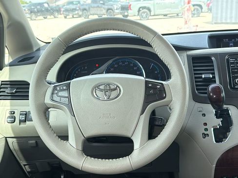 Used 2014 Toyota Sienna XLE image 19