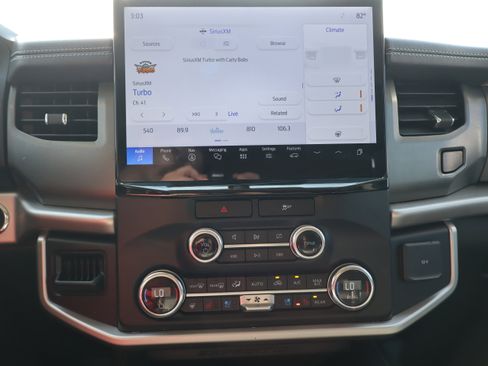 Used 2023 Ford Expedition XLT image 18