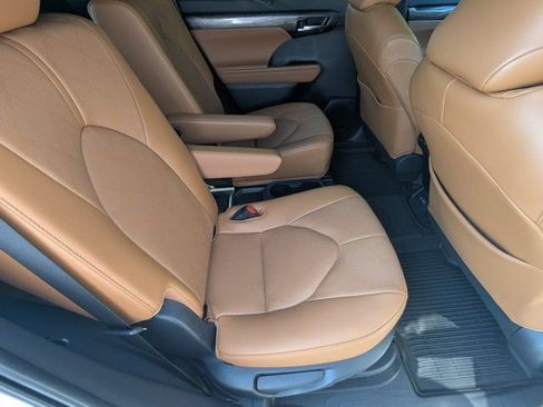Used 2026 Toyota Highlander Platinum AWD/4WD image 14