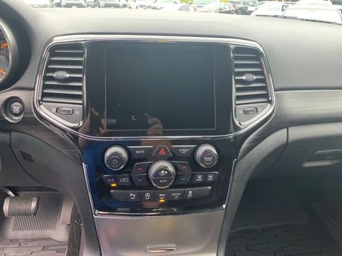 Used 2022 Jeep Grand Cherokee Laredo X AWD/4WD image 30
