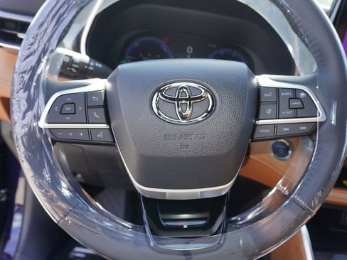 New 2026 Toyota Highlander Platinum image 19