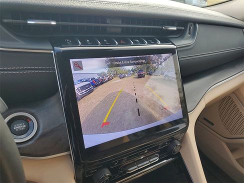 Used 2022 Jeep Grand Cherokee Limited image 23