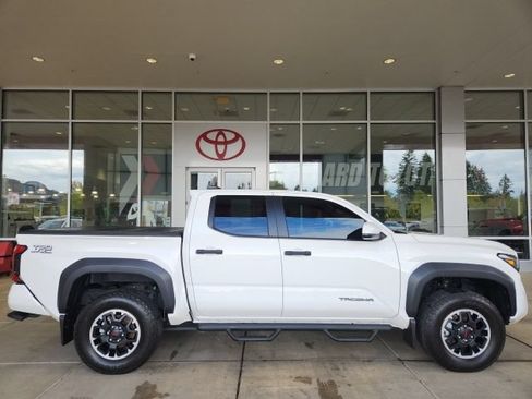Certified 2025 Toyota Tacoma TRD Off-Road AWD/4WD image 3
