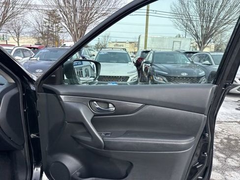 Used 2017 Nissan Rogue SV w/ Sun & Sound Touring Package image 30