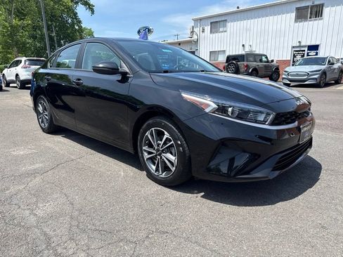 Used 2023 Kia Forte LXS w/ LXS Technology Package FWD image 3