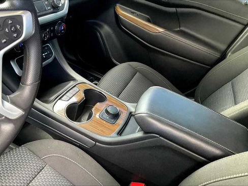 Used 2022 GMC Acadia SLE image 31