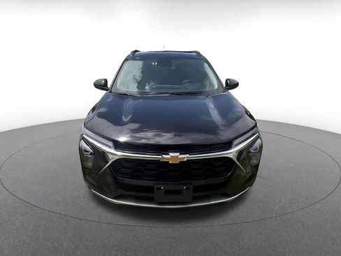 Used 2025 Chevrolet Trax LT w/ LT Convenience Package FWD image 3