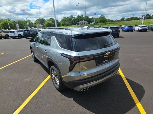 Used 2025 Chevrolet Traverse LT FWD image 6