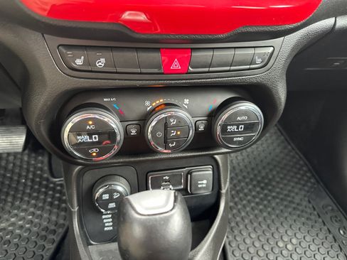 Used 2017 Jeep Renegade Trailhawk AWD/4WD image 32