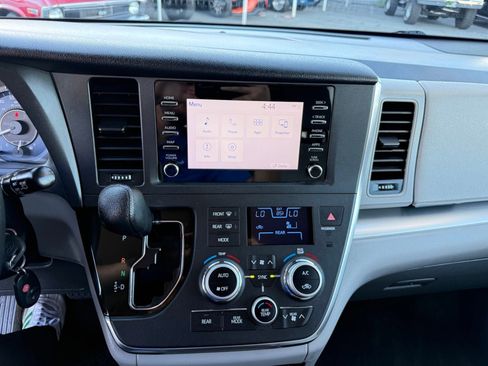 Used 2019 Toyota Sienna L w/ Carpet Mat Package image 25