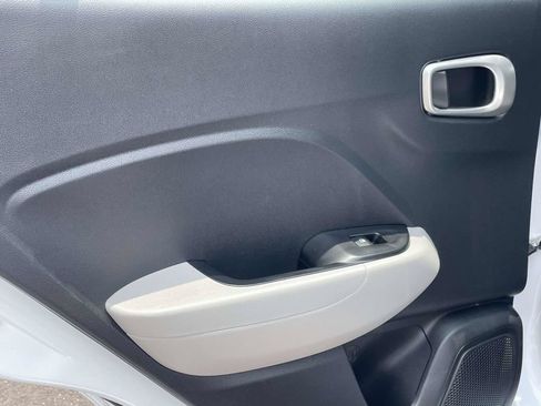 Certified 2025 Hyundai Venue SEL FWD image 11