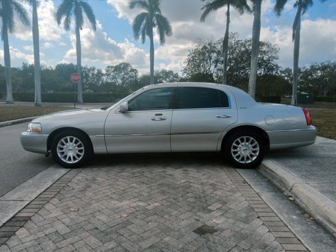 Used 2006 Lincoln Town Car Signature image 16