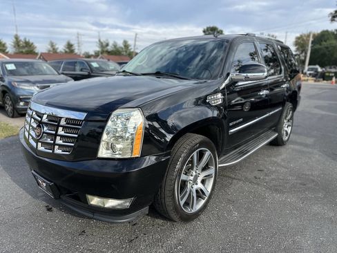 Used 2013 Cadillac Escalade Luxury image 3
