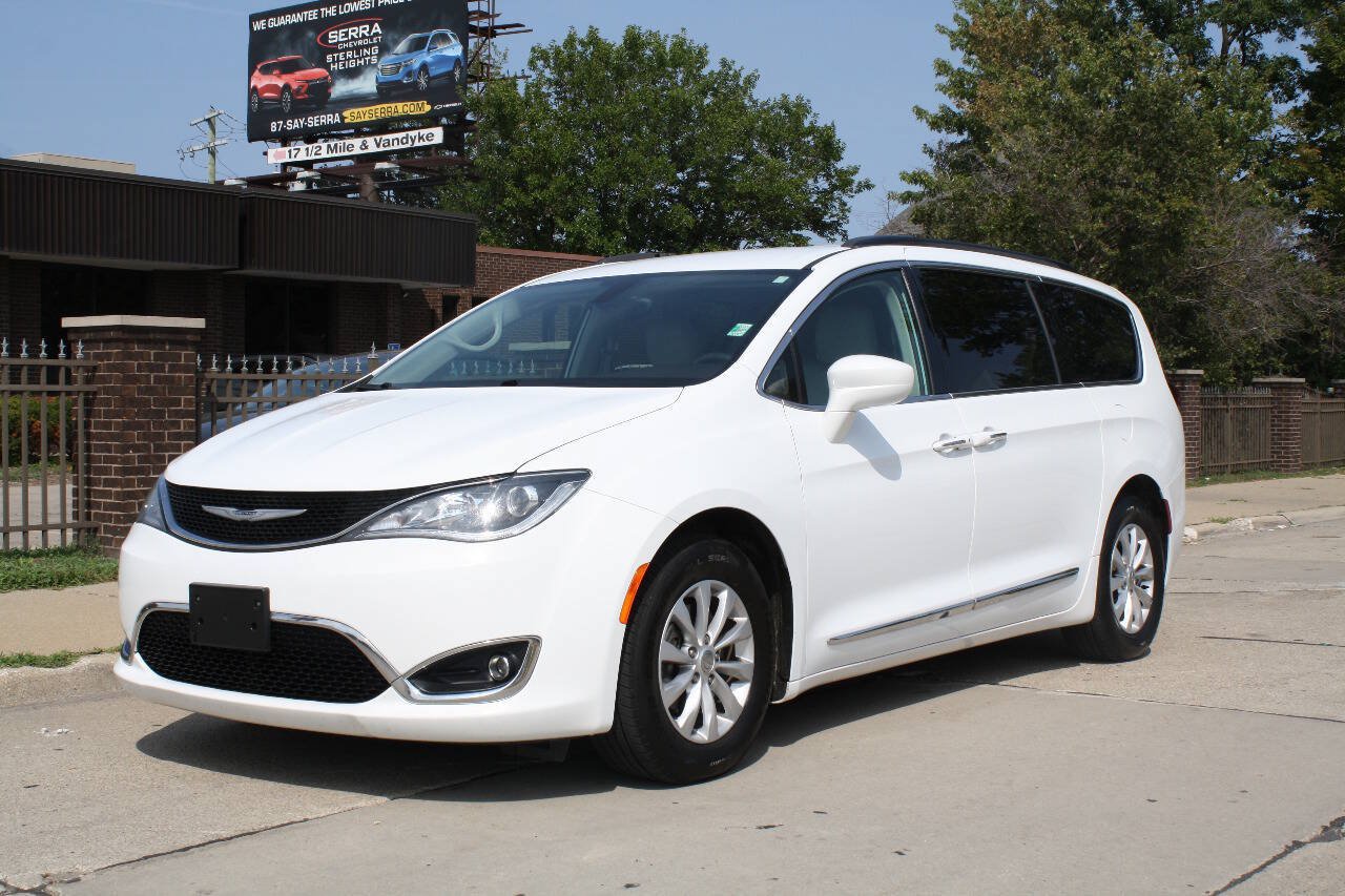 Used 2017 Chrysler Pacifica Touring-L FWD image 2