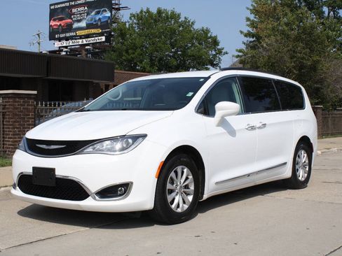 Used 2017 Chrysler Pacifica Touring-L FWD image 2