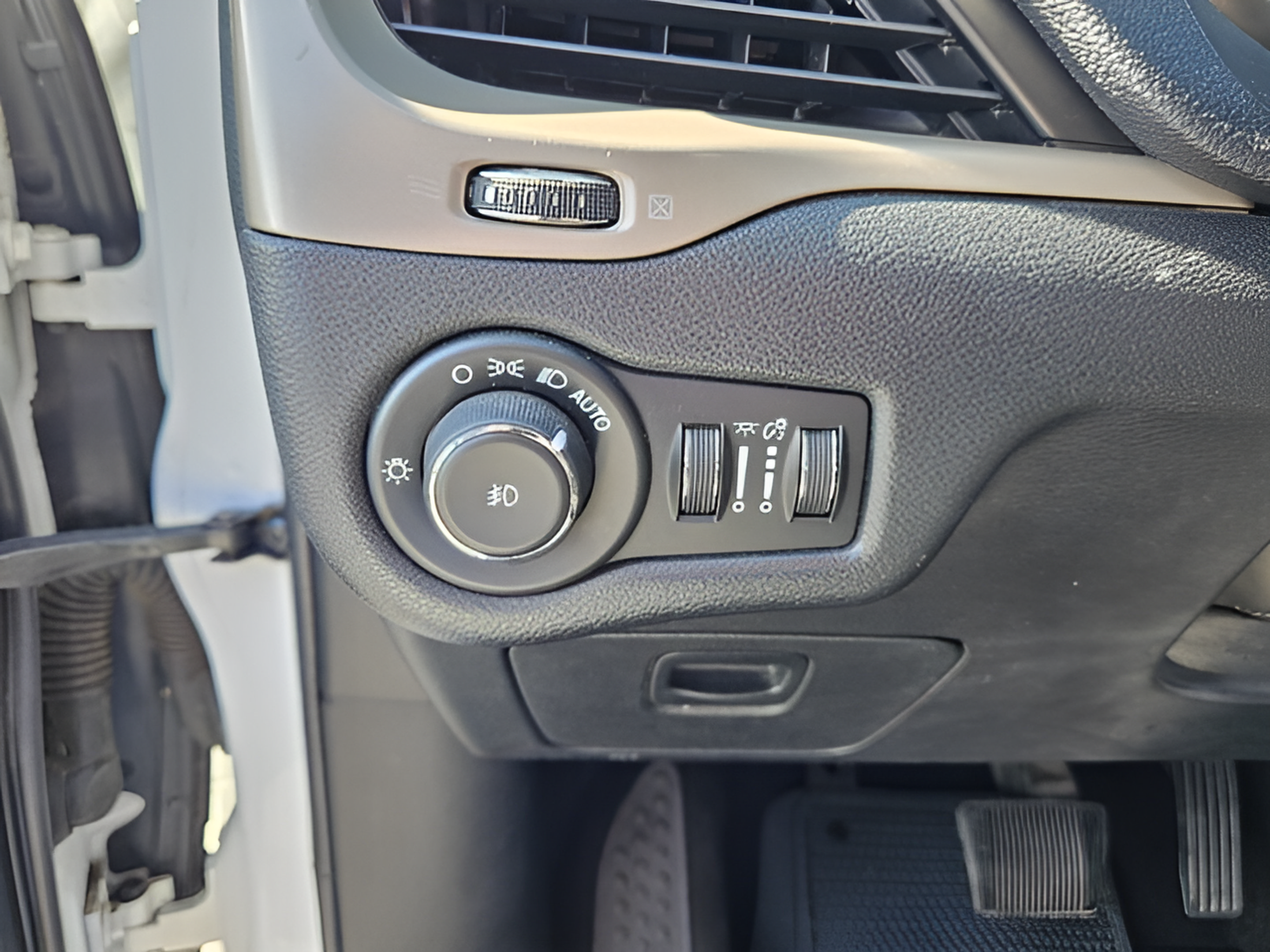 Used 2014 Jeep Cherokee Limited w/ Trailer Tow Group FWD image 15