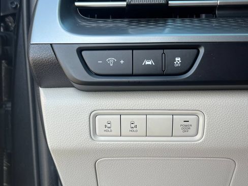 Used 2024 Kia Carnival LX FWD image 25
