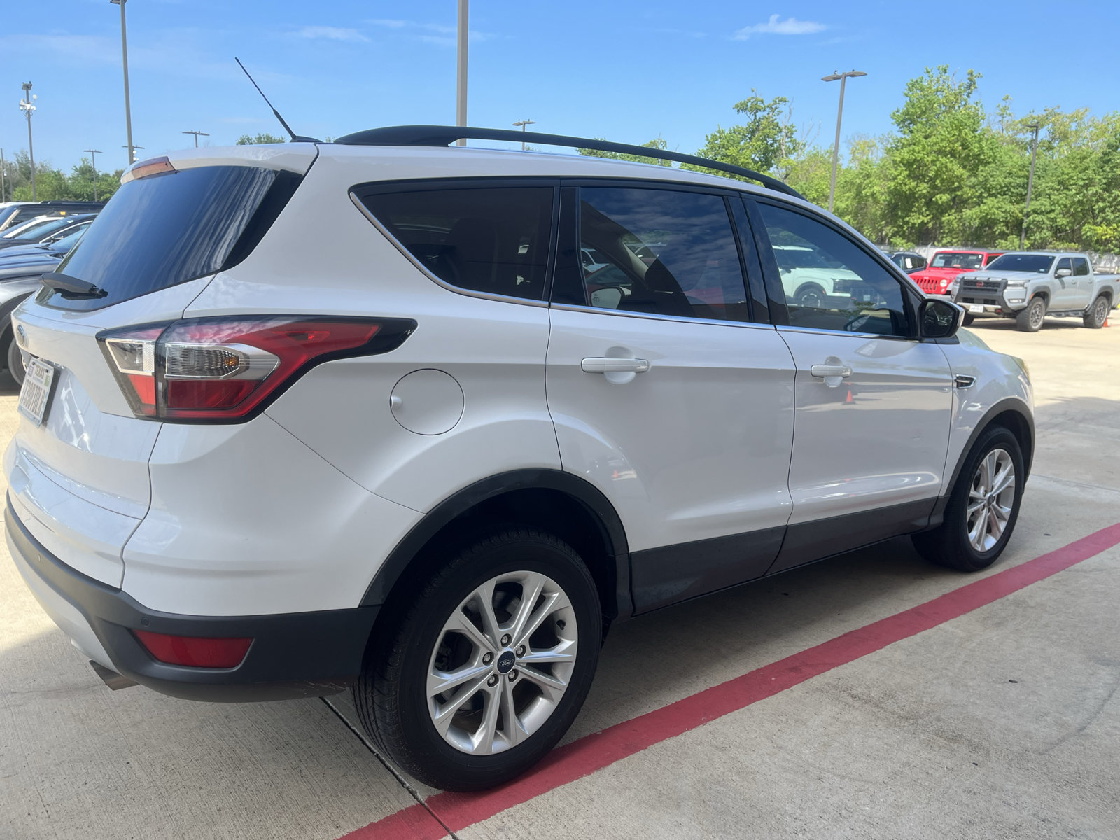Used 2018 Ford Escape SE w/ Ford Safe & Smart Package FWD image 17