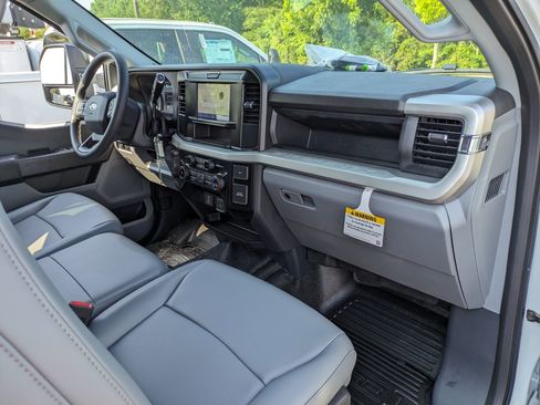New 2025 Ford F450 XL w/ XL Chrome Package image 33