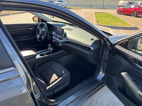 Used 2024 Nissan Altima 2.5 SV image 15