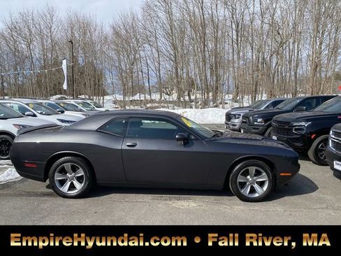 Used 2018 Dodge Challenger SXT image 3