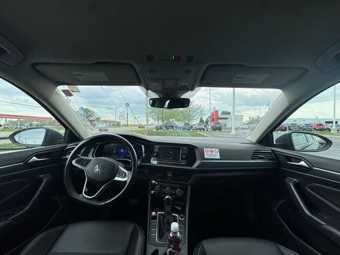 Used 2024 Volkswagen Jetta SE image 9