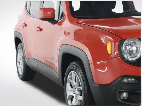 Used 2018 Jeep Renegade Latitude FWD image 9