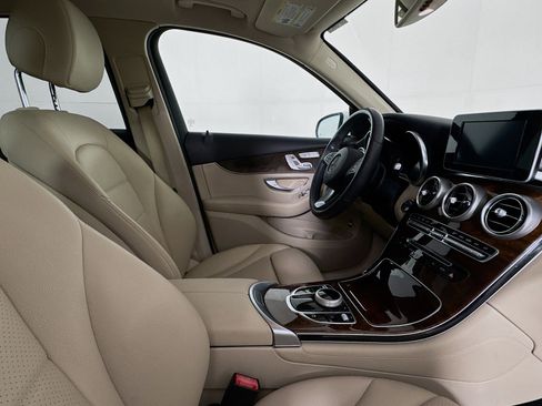 Used 2018 Mercedes-Benz GLC 300 w/ Premium Package image 27