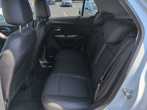 Used 2022 Chevrolet Trax LT w/ LT Convenience Package image 24