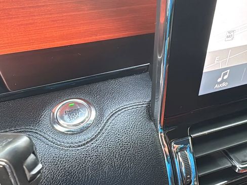 Used 2018 Lincoln Navigator Premiere AWD/4WD image 19