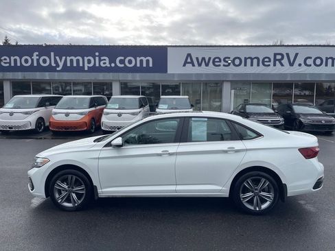 Certified 2023 Volkswagen Jetta SE w/ Panoramic Sunroof Package image 8